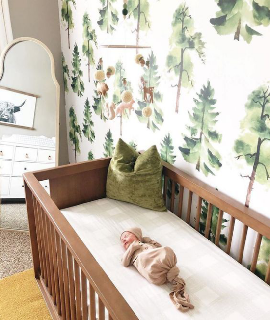 Babyzimmer Trends 2021 Bett Baby Wandtapete mit Waldmotiven grüne Bäume wirkt erfrischend