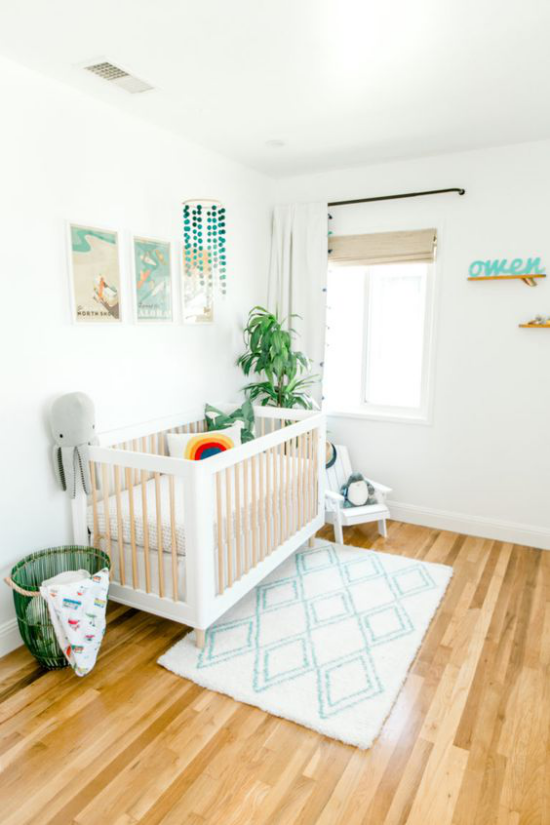 Babyzimmer Trends 2021 Wanddekoration Bilder Urlaubsthema präsent kleiner Teppich vor dem Bett