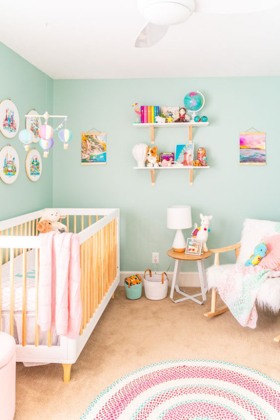 Babyzimmer Trends 2021 Wandfarbe pastellgrün frische einladende Raumatmosphäre