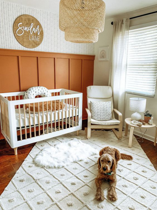 Babyzimmer Trends 2021 Wärme und Geborgenheit praktische Einrichtung weicher Teppich Hund neutrale Farben