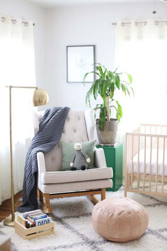 Babyzimmer Trends 2021 bequemer Sessel Bett Wurfdecke Topfpflanze Spielsachen