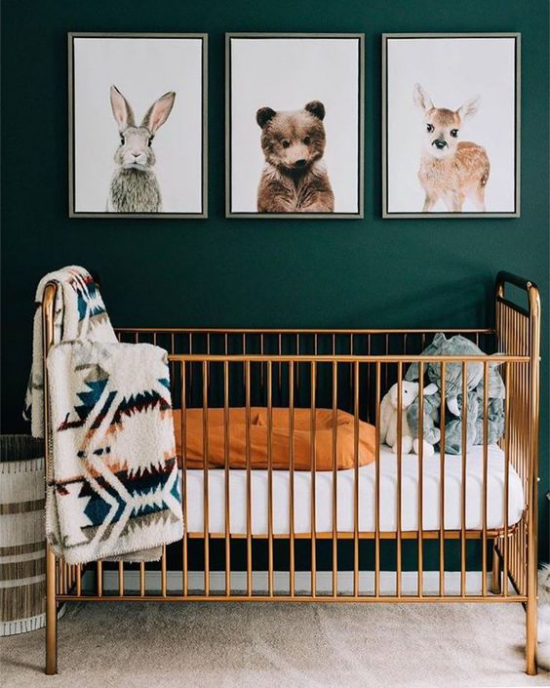 Babyzimmer Trends 2021 drei Wandbilder Wildtiere über dem Bett Plüschtieren warme Decke