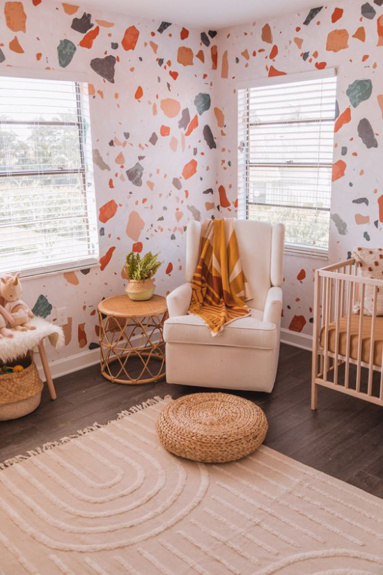 Babyzimmer Trends 2021 fröhliche Wandtapete viele warme Farben Naturmaterialien Rattan warmes Beige und Braun