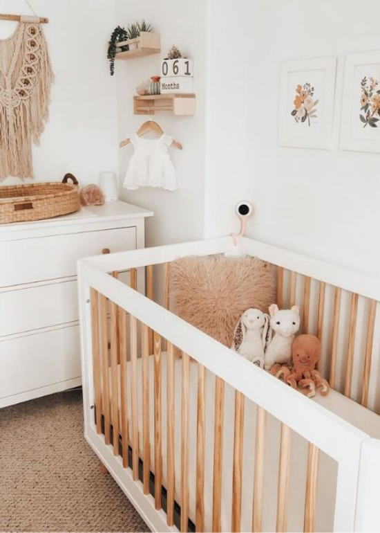 Babyzimmer Trends 2021 gemütlicher Raum Bett weiche Textilien Erdnuancen Makramee