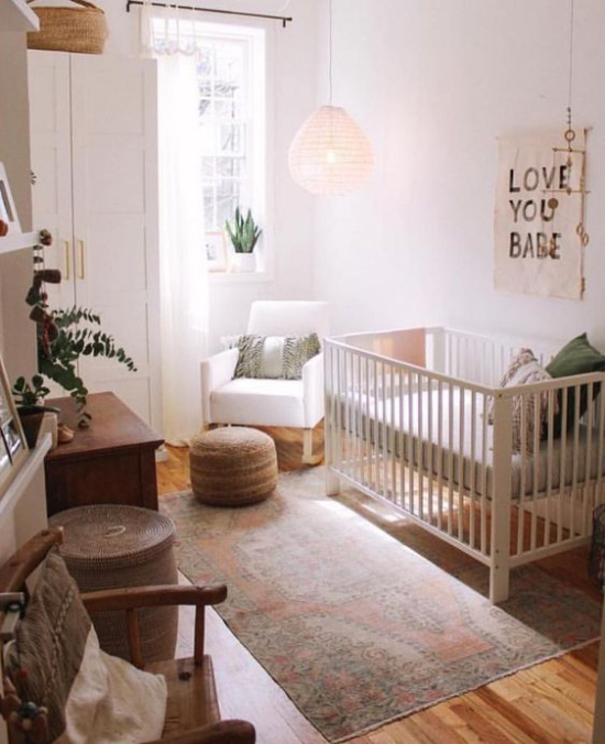 Babyzimmer Trends 2021 gemütlicher kleiner Raum Licht Fenster Erdnuancen verschiedene Brauntöne