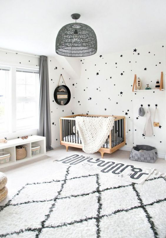 Babyzimmer Trends 2021 heller weiter Raum Weiß und Grau dominieren weicher Teppich Hängeleuchte Rattan ideen
