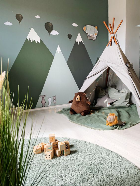 Babyzimmer Trends 2021 nette Raumgestaltung verschiedene Nuancen Grün Tipi Zelt im Zimmer Plüschtiere Würfel