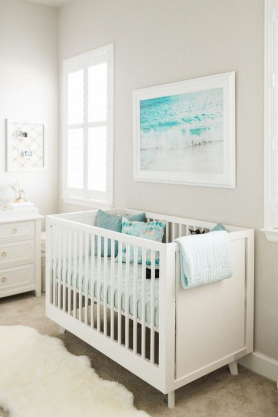 Babyzimmer Trends 2021 schöner Raum Grau Weiß Hellblau Ozeanbild Urlaubsgefühl