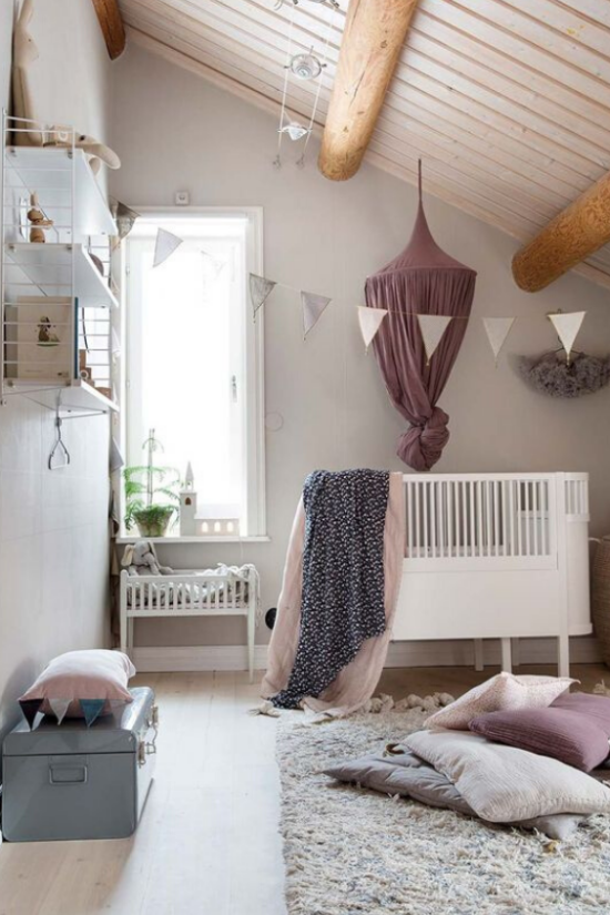 Babyzimmer Trends 2021 unter der Dachschräge gemütlich bescheidene Einrichtung und Raumgestaltung