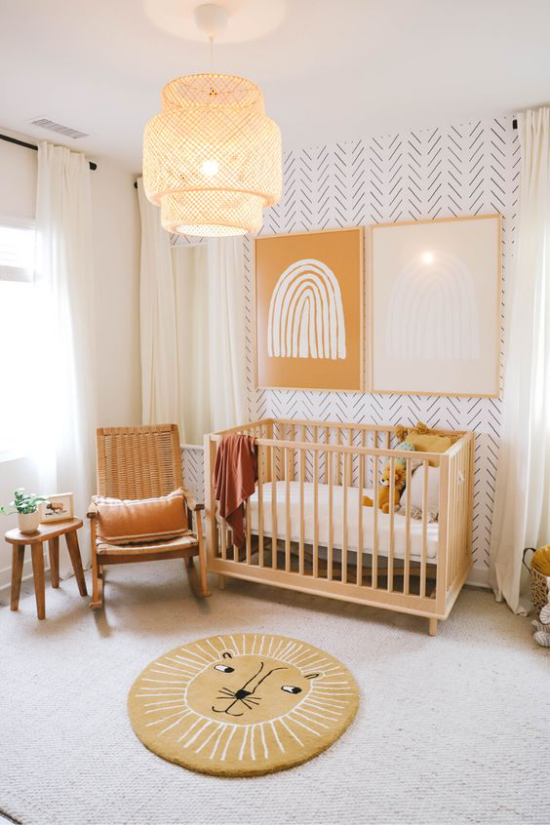 Babyzimmer Trends 2021 warme Naturfarben Beige Hellbraun weiche Naturmaterialien Teppich Kissen Decke Sessel aus Rattan