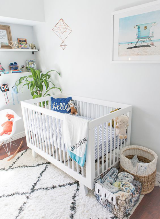 Babyzimmer Trends 2021 weicher Teppich Wandbilder viele Spielsachen neben dem Bett