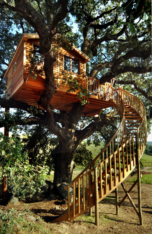 Baumhaus aus Holz mit einer Windeltreppe herrlicher Spielplatz in der Luft