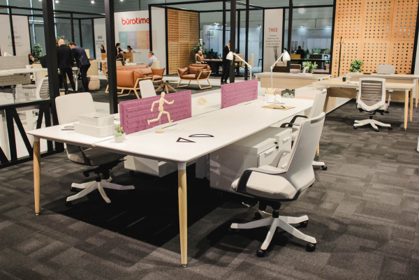 Clevere Büroeinrichtung ergonomische Möbel großer Büroraum viele Arbeitsplätze modern eingerichtet