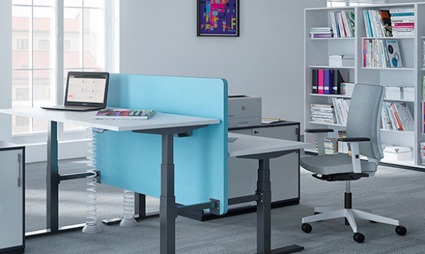 Clevere Büroeinrichtung ergonomische Möbel gut gestalteter Büroraum arbeiten im Stehen und Sitzen möglich