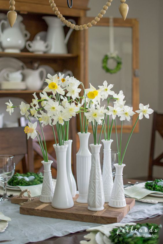 Frühlingshafte Tischdeko Blickfang weiße Narzissen elegant in schmalen weißen Vasen