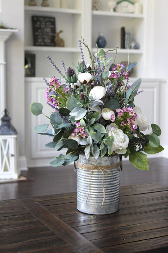 Frühlingshafte Tischdeko Konservendose als Vase schöne Frühlingsblumen