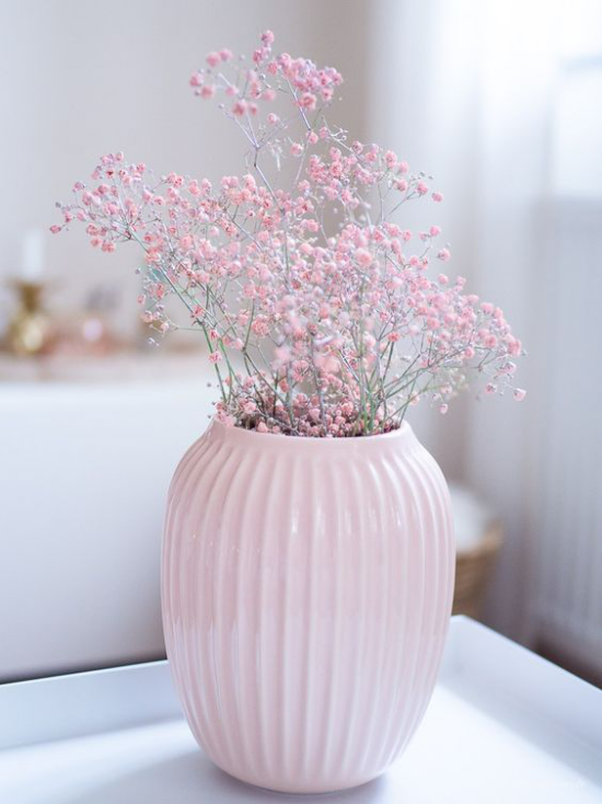 Frühlingshafte Tischdeko Vase blühende Zweige in Zartrosa herrlicher Blickfang