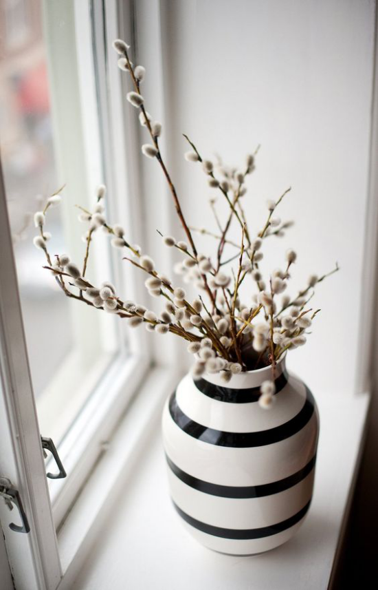 Frühlingshafte Tischdeko Weidenkätzchen in Vase an der Fensterbank