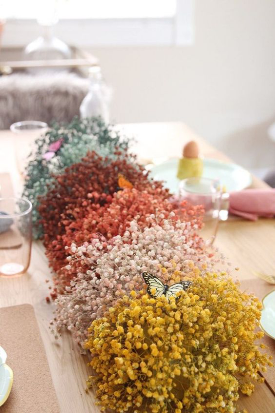 Frühlingshafte Tischdeko blühende Strauchzweige Farbenverlauf einladend wirken auf dem Esstisch
