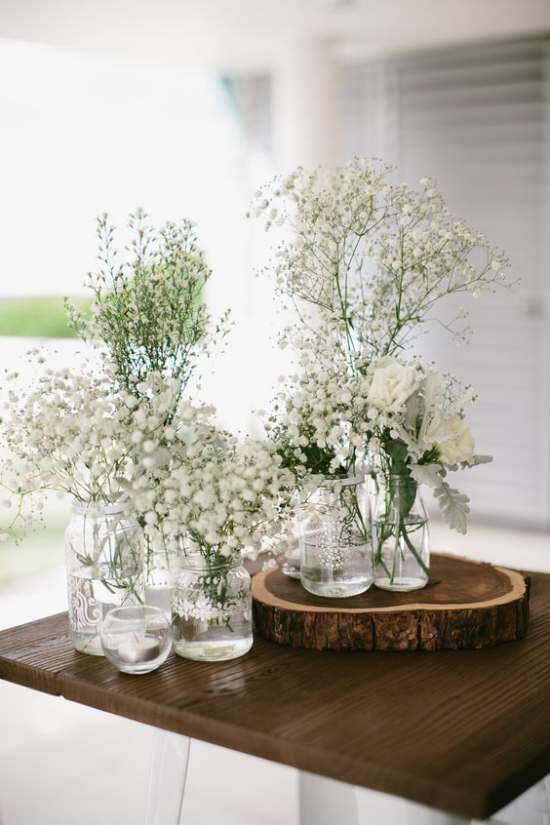 Frühlingshafte Tischdeko blühende Zweige weiße Blüten in Einweggläser stellen