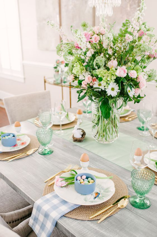 Frühlingshafte Tischdeko festlich gedeckter Tisch bunte Farben kleine bunte Eier
