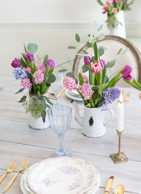 Frühlingshafte Tischdeko gedeckter Tisch kleine Kannen schöne Hyazinthen verschiedene Farben