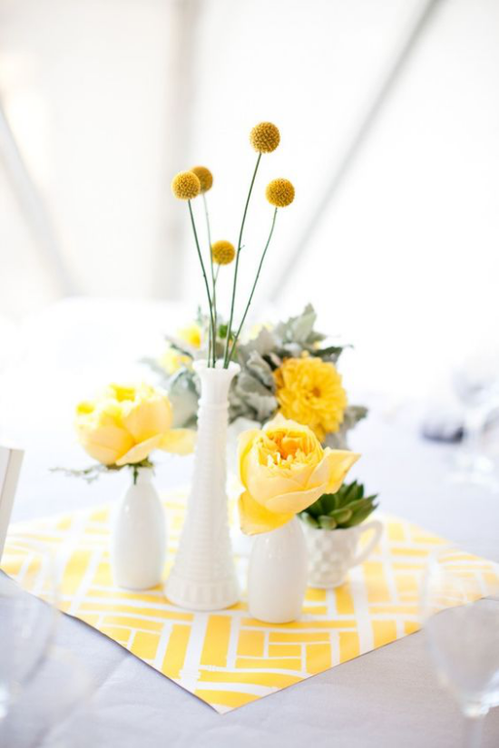 Frühlingshafte Tischdeko gelbe Blumen weiße Gefäße leuchtendes Gelb Weiß interessanter Farbkontrast