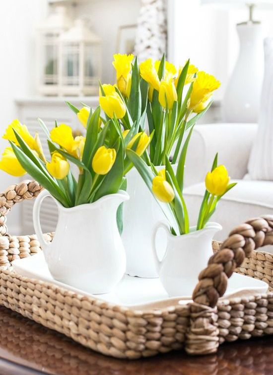 Frühlingshafte Tischdeko gelbe Tulpen weiße Porzellanvasen Kannen visueller Kontrast fabelhafter Look