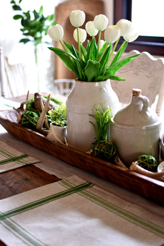 Frühlingshafte Tischdeko herrliches Mittelstück im rustikalen Stil gebrochenes Weiß Tulpen sattes Grün