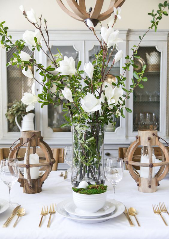 Frühlingshafte Tischdeko schön gedeckter Tisch Weiß und frisches Grün