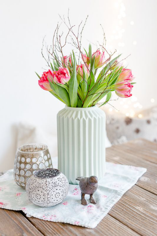 Frühlingshafte Tischdeko schöne Tulpen kahle Zweige weiße Vase Mittelstück erstellen
