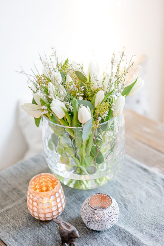 Frühlingshafte Tischdeko weiße Tulpen Hingucker in Whisky Glas