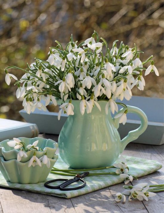 Frühlingshafte Tischdeko zarte Farbe Pastellmintgrün Kanne weiße Schneeglöckchen