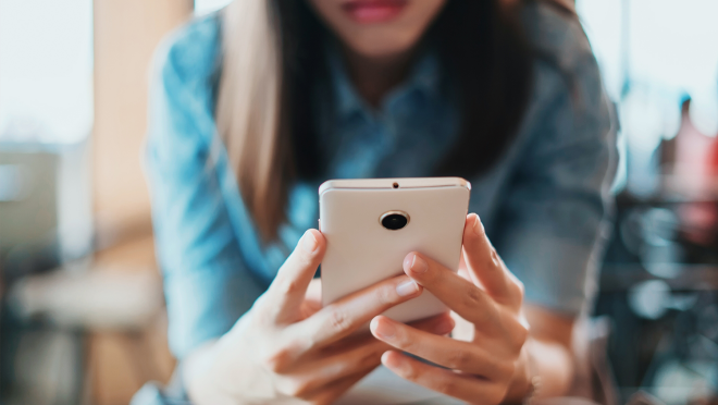 Handy verkaufen online Smartphones beliebte Alltagsbegleiter Mädchen mit Handy