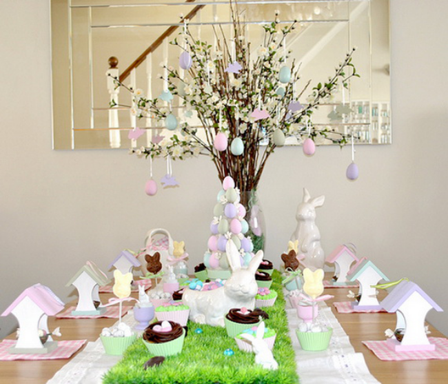 Osterstrauch schmücken festlich gedecktes Tisch Osterdeko in Pastelltönen Hasen Eier Ostergras