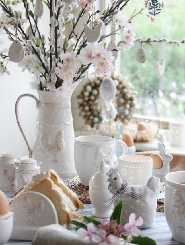 Osterstrauch schmücken rustikales Geschirr Set weiße Porzellanvase Weidenkätzchen blühende Kirschzweige Symbole des Osterfestes