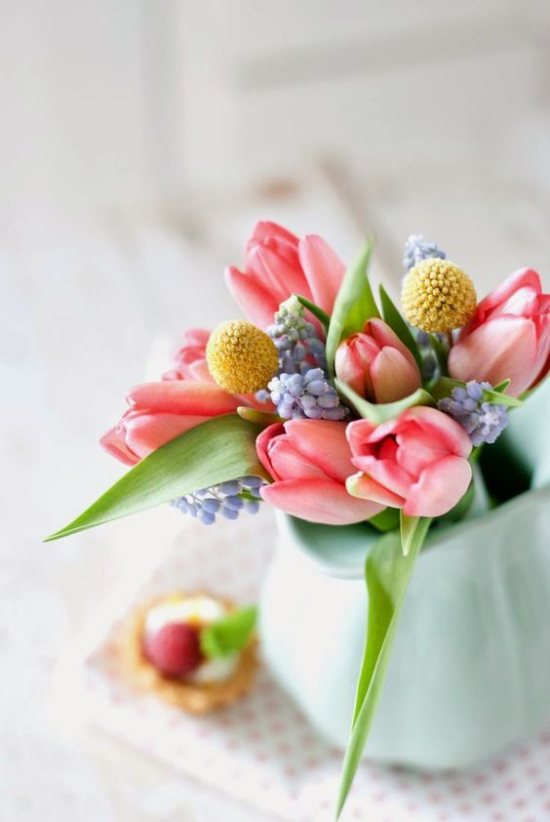 Schöne Blumenarrangements Krug in Pastellfarbe herrliche Tulpen Hyazinthen darin schaffen gute Laune
