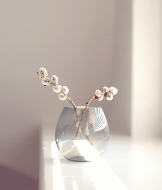 Schöne Blumenarrangements rundes Glas als Vase zwei Weidenkätzchen Zweige