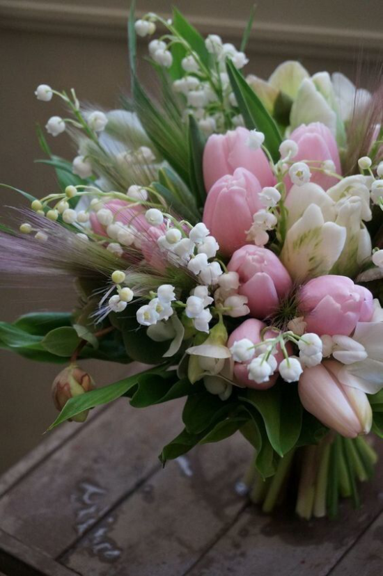 Schöne Blumenarrangements sanfte Maiglöckchen Tulpen in Weiß und Rosa ergeben einen Blickfang
