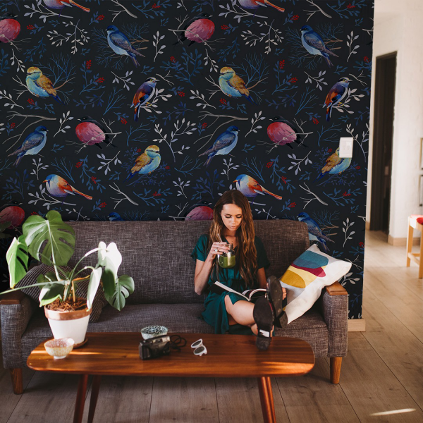 ausdrucksstarke Fototapeten online reiches Angebot für jeden Stil und Geschmack exotische Muster dunkle Farben bunte Vögel Wohnzimmer Sofa junges Mädchen