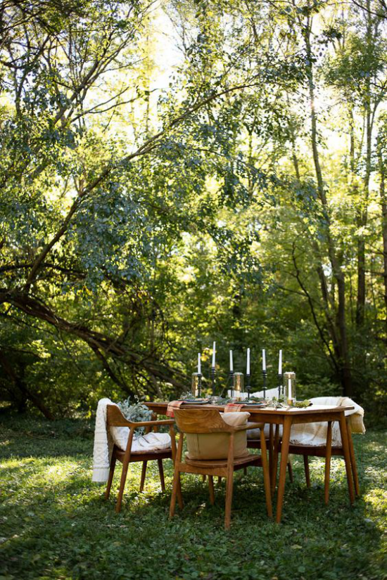 Essecke im Grünen gedeckter Tisch weiße Kerzen eine romantische Atmosphäre