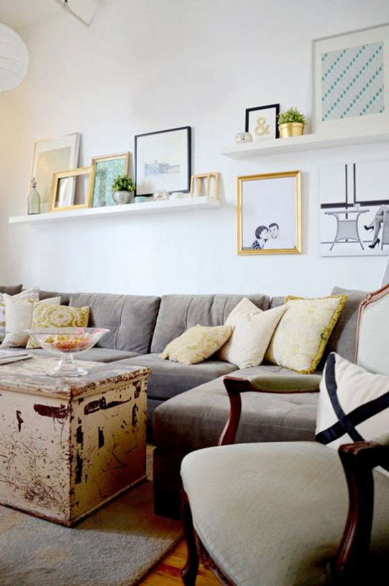 Fotowand auf Leisten Wohnzimmer Couch darüber Bilder anstatt Tisch alter Koffer Shabby Chic Stil