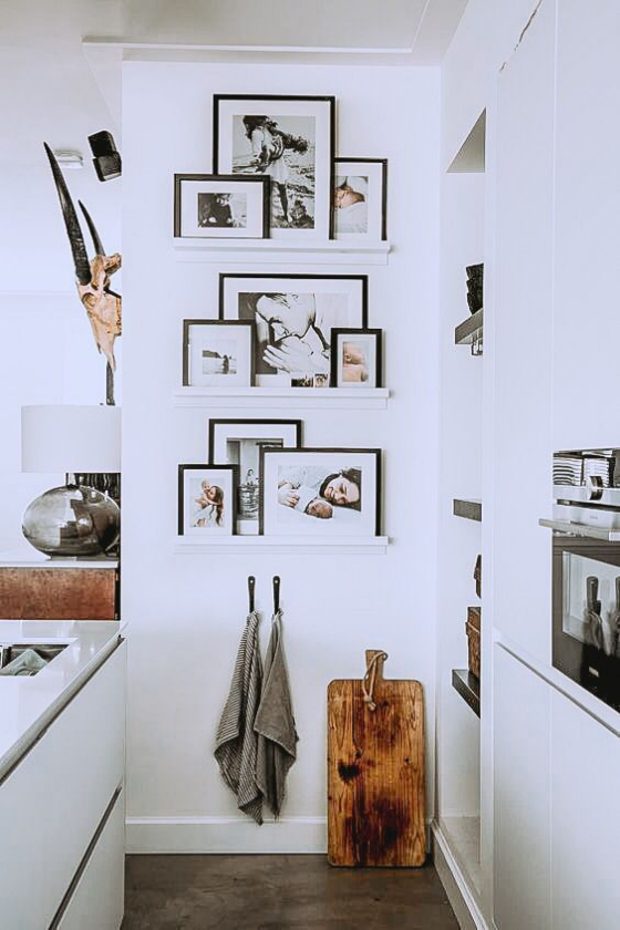 Fotowand auf Leisten leere Wand in der Küche nutzen persönliche Bilder arrangiert