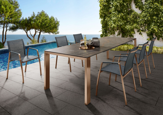 Gartenmöbel Trends 2021 Essecke am Pool schöne Umgebung bequeme Stühle rechteckiger Esstisch aus Holz