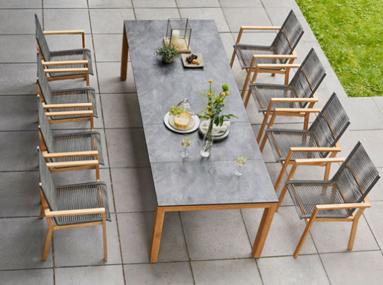 Gartenmöbel Trends 2021 Essecke für acht Personen im Freien rechteckiger Esstisch aus Holz Stühle dazu