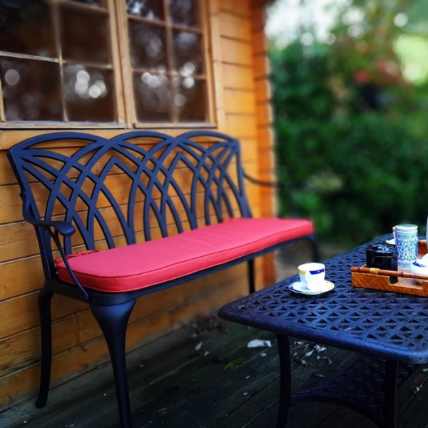 Gartentrends 2021 Gartenbank Kaffeetisch in Marineblau enorm pflegeleicht rote Sitzauflage