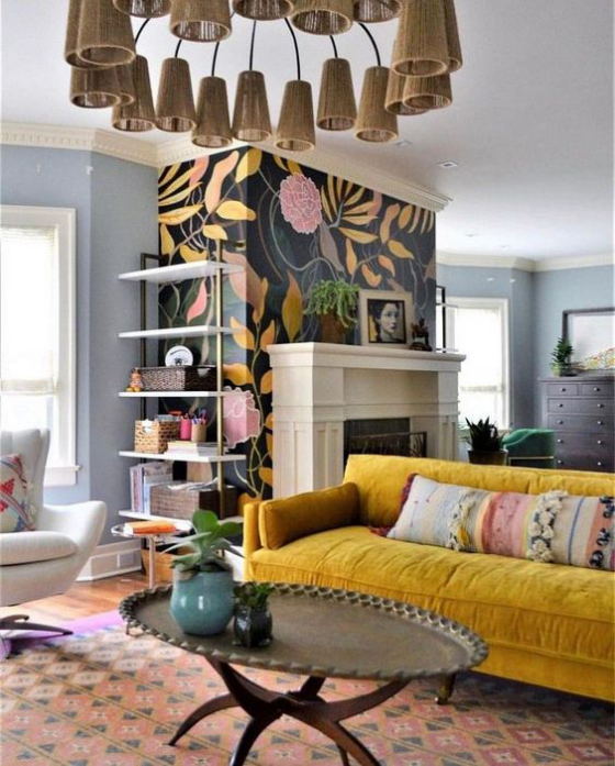 Gelbes Sofa eklektisches Raumdesign Tisch aus Metall bunter Teppich viele Farben im Raum