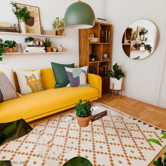 Gelbes Sofa eklektisches Raumdesign viele Farben unterschiedliche Stile grüne Topfpflanzen Regale dunkelgrüne Akzente Wandspiegel
