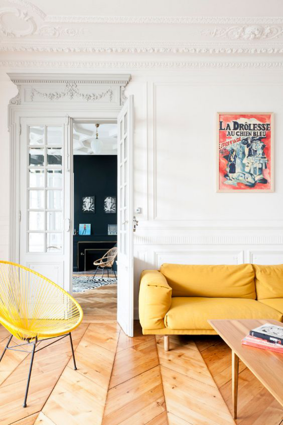 Gelbes Sofa gelber Stuhl einfaches Design Metall simple Raumgestaltung offene Tür im Hintergrund