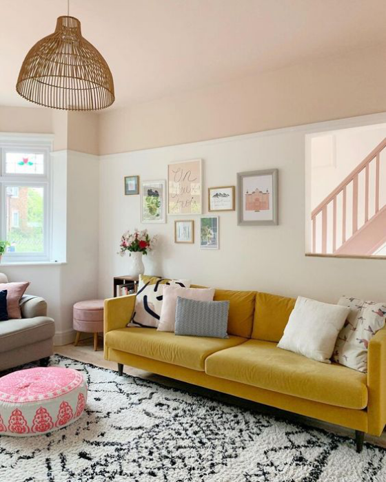 Gelbes Sofa grauer weicher Teppich Sofa als Blickfang kleine rosa Akzente Bilder an der Wand